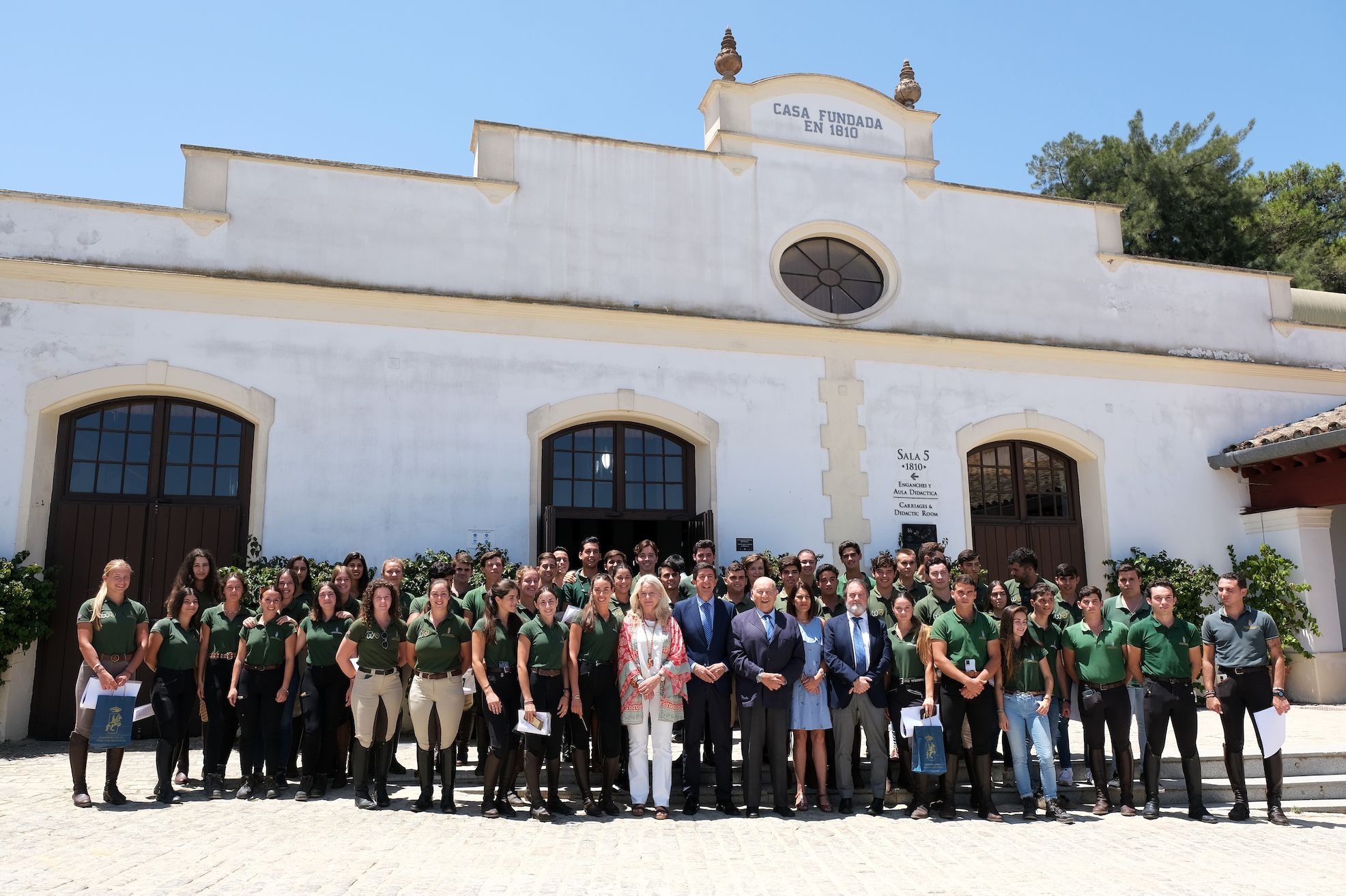Foto de familia con la nueva hornada de alumnos 'graduados' en la Real Escuela del Arte Ecuestre en Jerez.