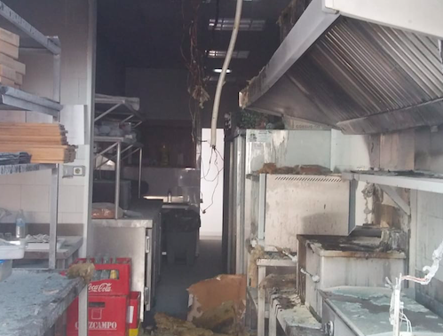 El interior de la cocina tras el incendio. FOTO: BOMBEROS CÁDIZ. 