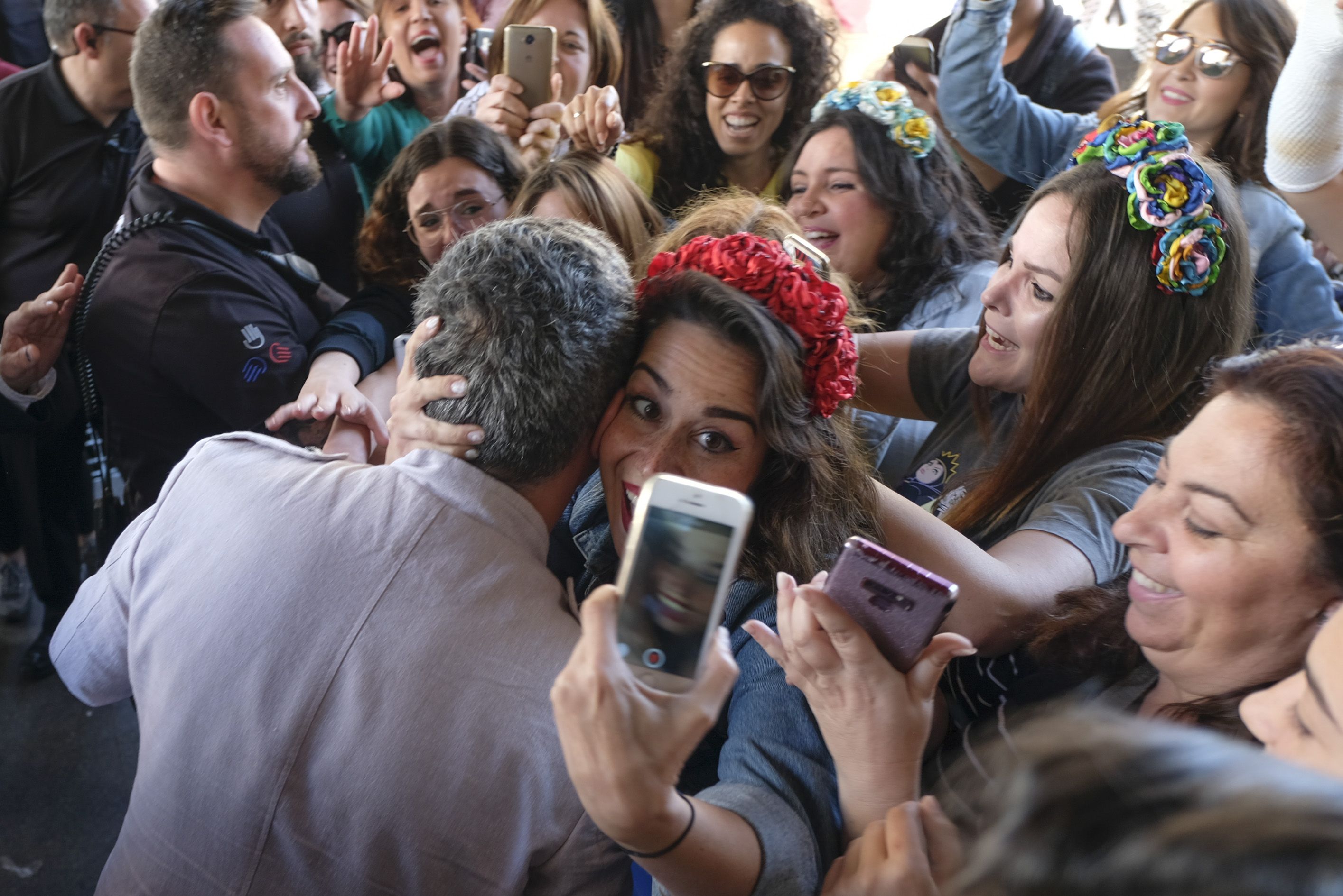 Fans de Alejandro Sanz intentando tocar y hacerse una foto con el artista. Fans de Alejandro Sanz intentando tocar y hacerse una foto con el artista.
