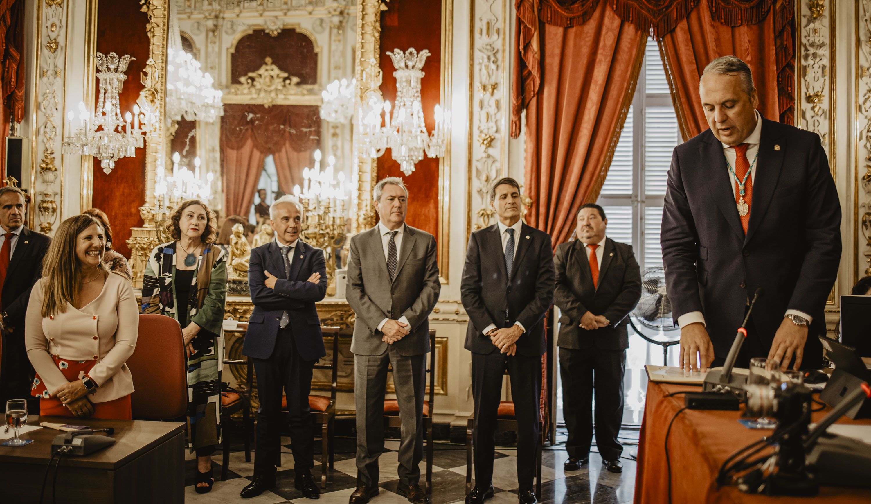 Juan Carlos Ruiz Boix, actual presidente, jura el cargo como nuevo presidente de Diputación, en presencia de su predecesora Irene García.