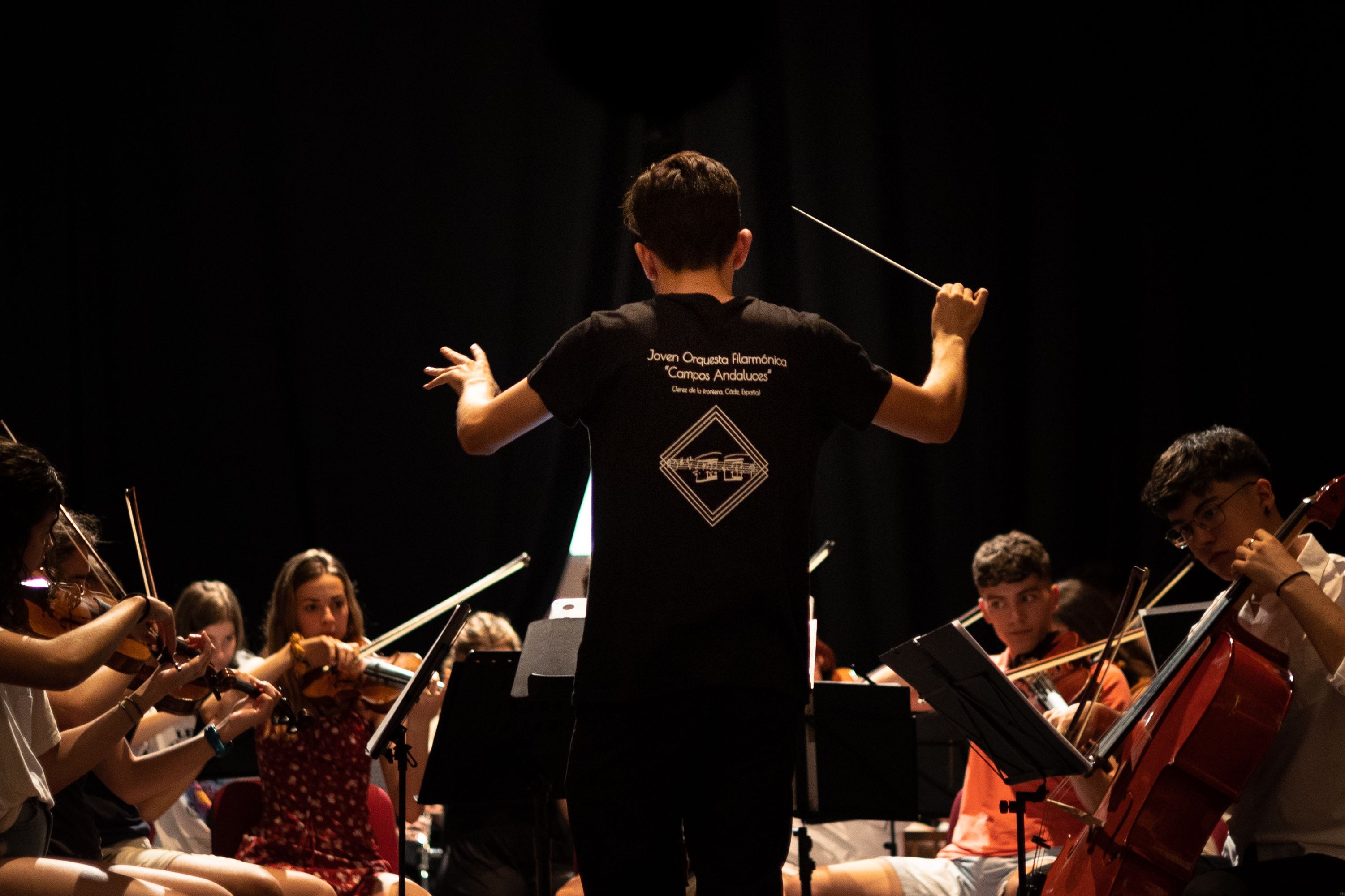 Tras su exitoso paso por Francia, la Joven Orquesta Campos Andaluces ha anunciado su disolución.