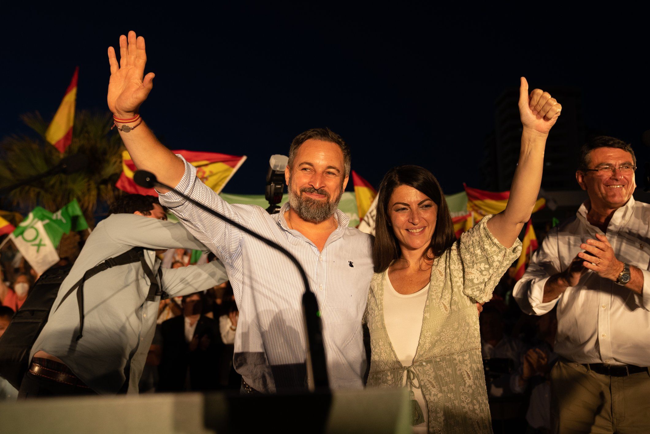 El líder de Vox, Santiago Abascal junto a Macarena Olona durante la noche electoral andaluza.