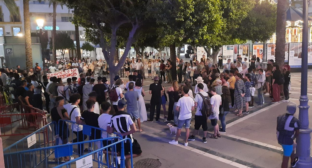 Vigilia en Jerez contra la masacre en Melilla.   GANEMOS JEREZ