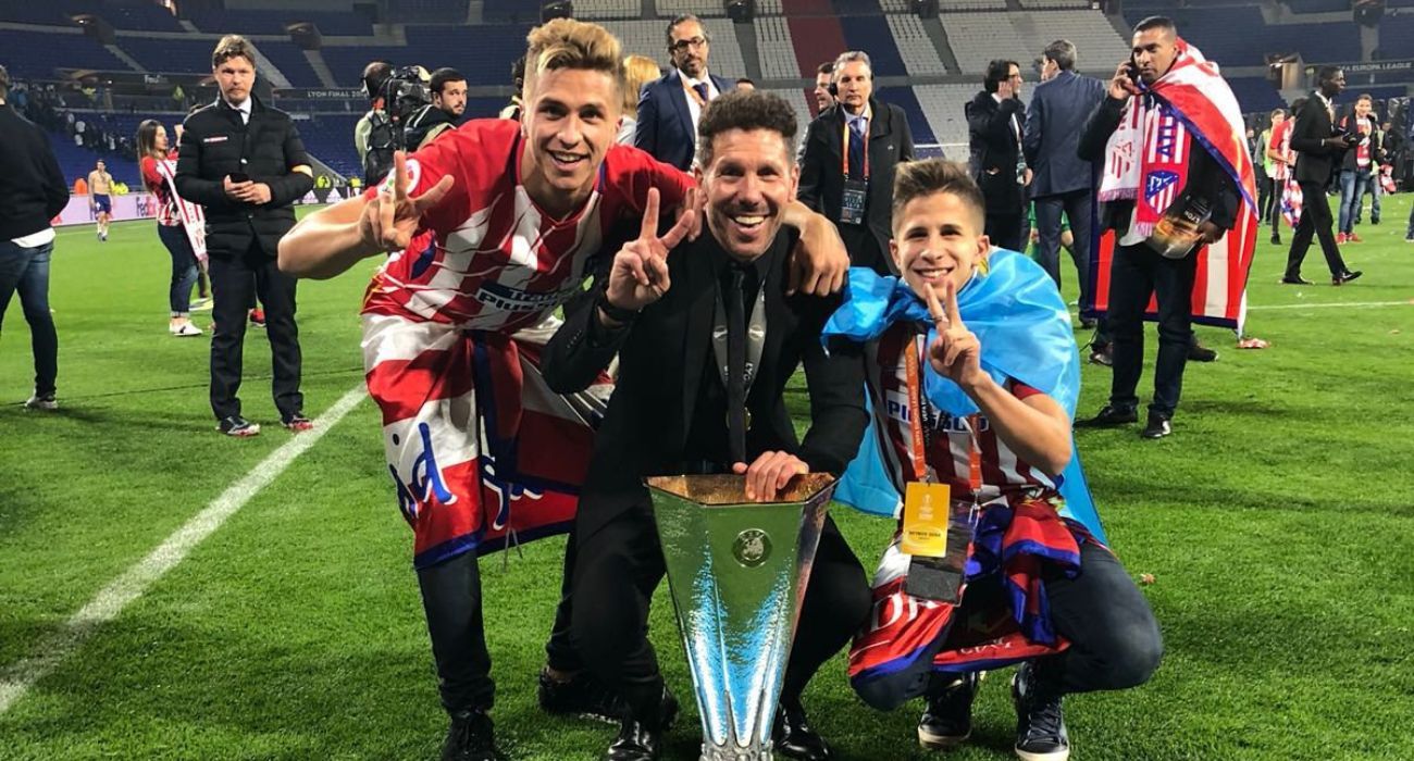 El 'Cholo' Simeone, con dos de sus hijos. A la izquierda, Gianluca, nuevo jugador del Xerez Deportivo FC.