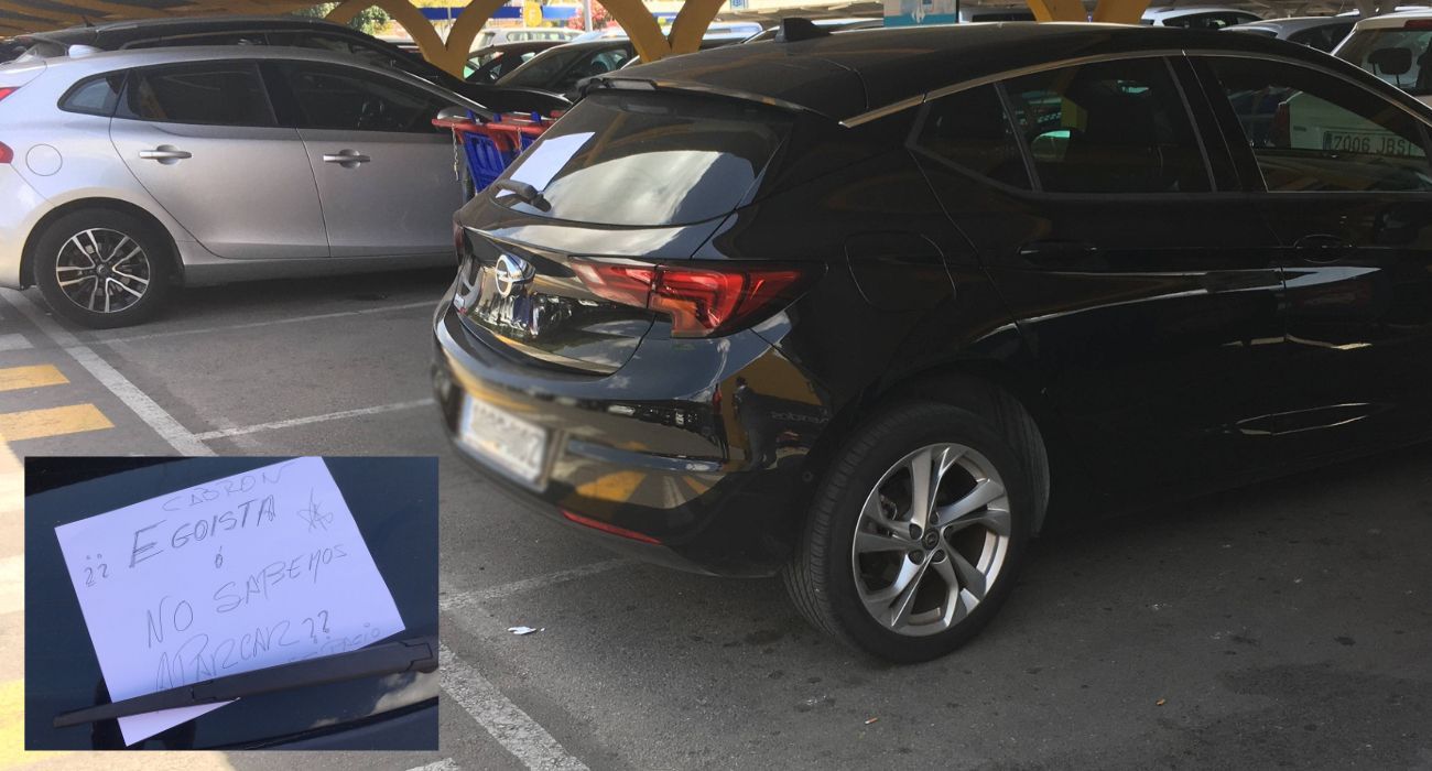 El coche estacionado en un centro comercial de Jerez ocupando dos plazas.