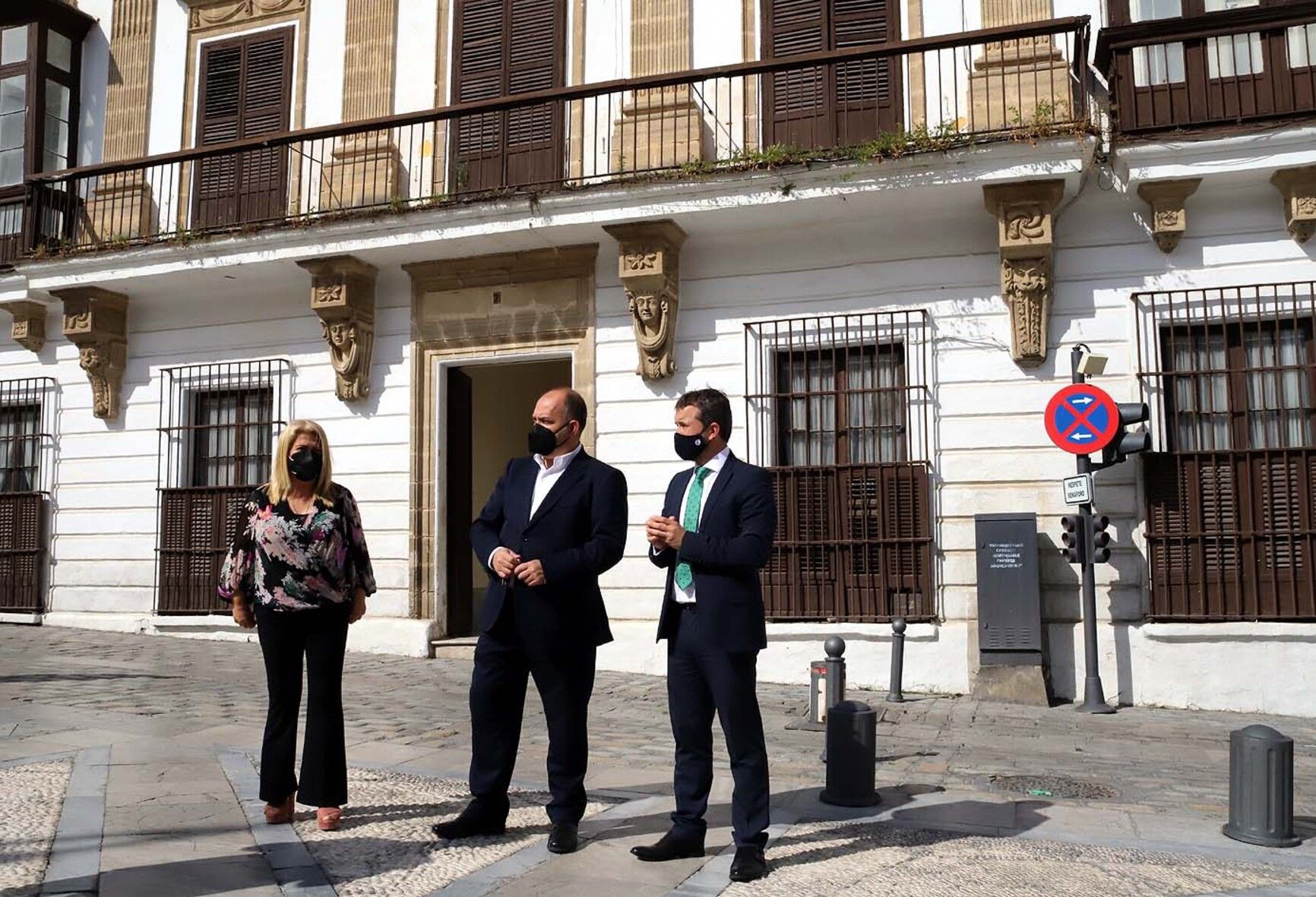 Mamen Sánchez, delante del Palacio Condesa de Casares, con Fulgencio Meseguer y el alcalde de Jaén.