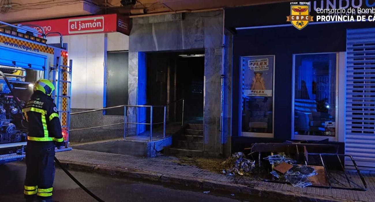 Parte del mobiliario que ha salido ardiendo en el portal de un edificio en Cádiz.