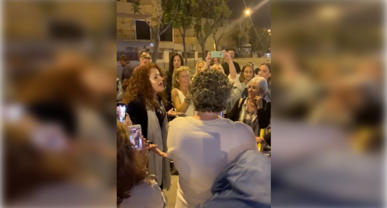 Una seguidora de Rocío Jurado le dedica una canción a las puertas de su museo.