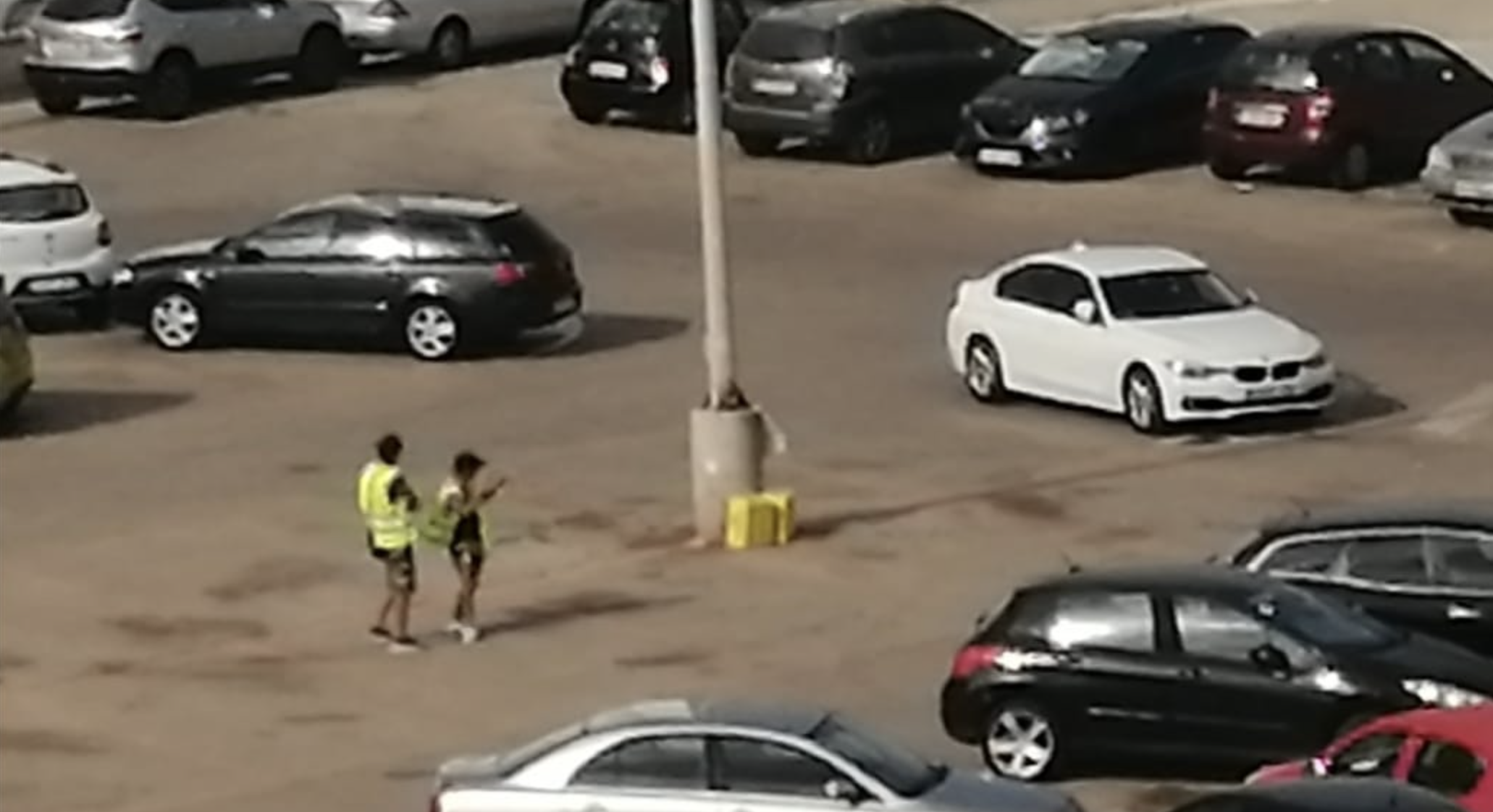 'Gorrillas' en una bolsa de Valdelagrana donde los vecinos manifiestan malestar por el "acoso" y las trifulcas. 'Gorrillas' en una bolsa de Valdelagrana donde los vecinos manifiestan malestar por el "acoso" y las trifulcas.