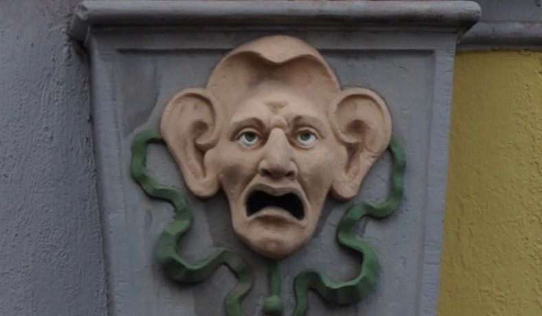 Mueca contra la envidia. Por Pablo Martínez-Calleja.