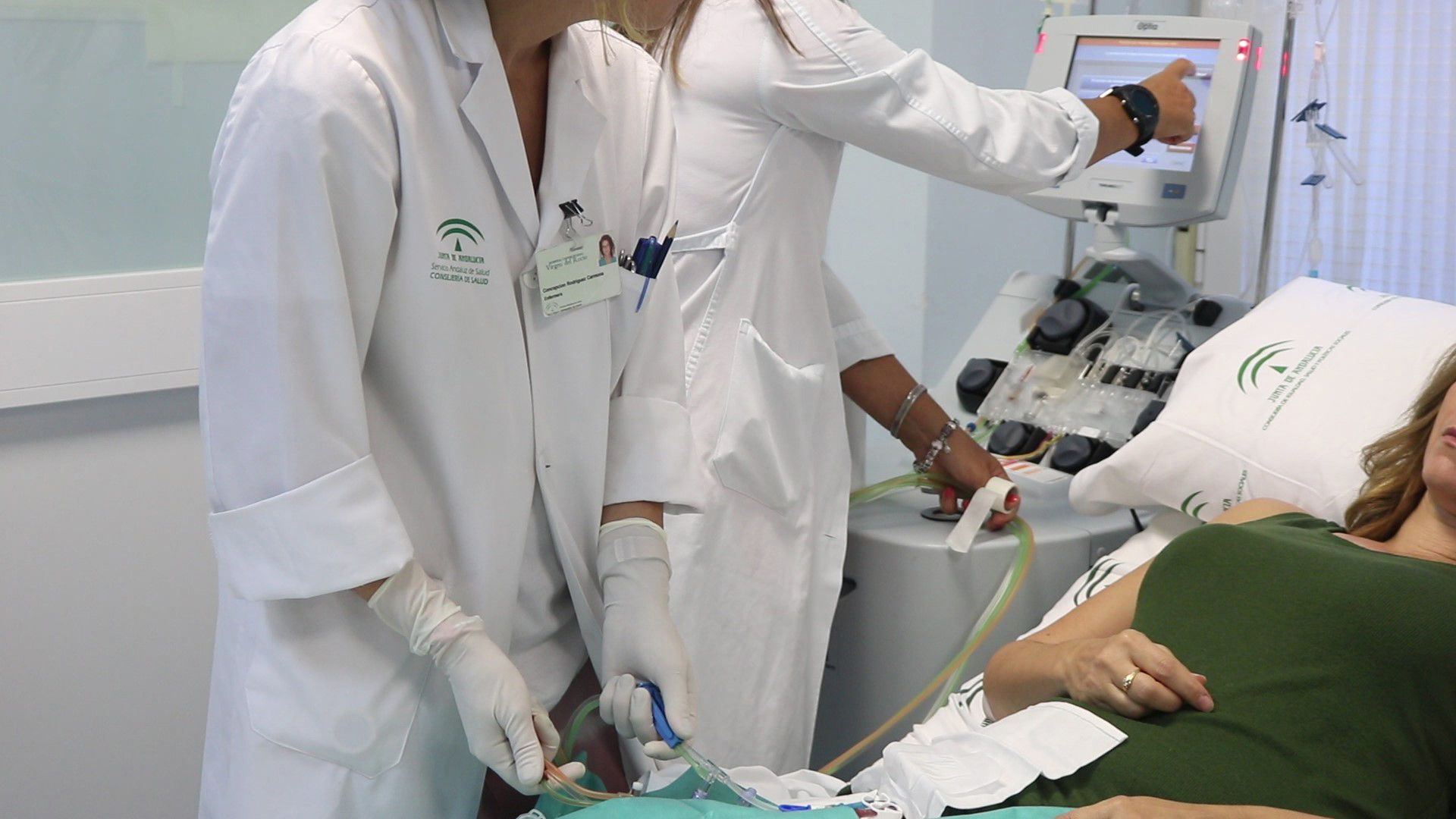 Una paciente de leucemia siendo atendida por profesionales de la Unidad de Terapia Celular del Hospital Universitario Virgen del Rocío, en una imagen de archivo.