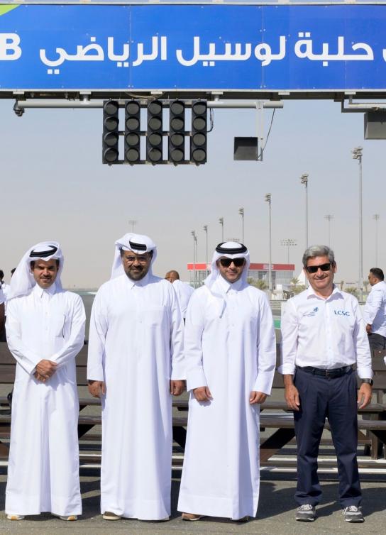 El jerezano junto a dirigentes qataríes del trazado de velocidad.