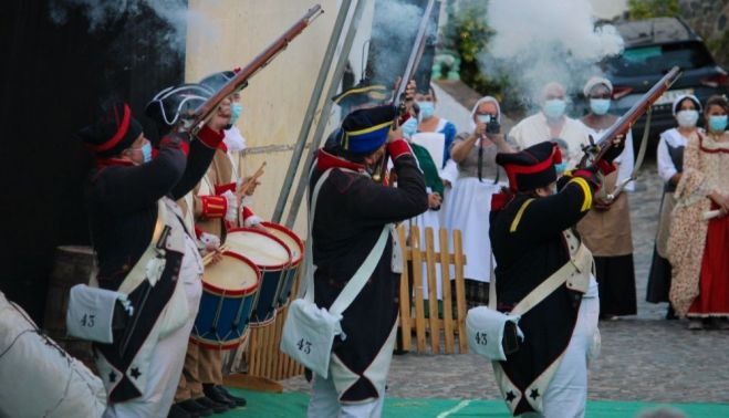 Habitantes de Macharaviaya recreando la batalla de Pensacola.