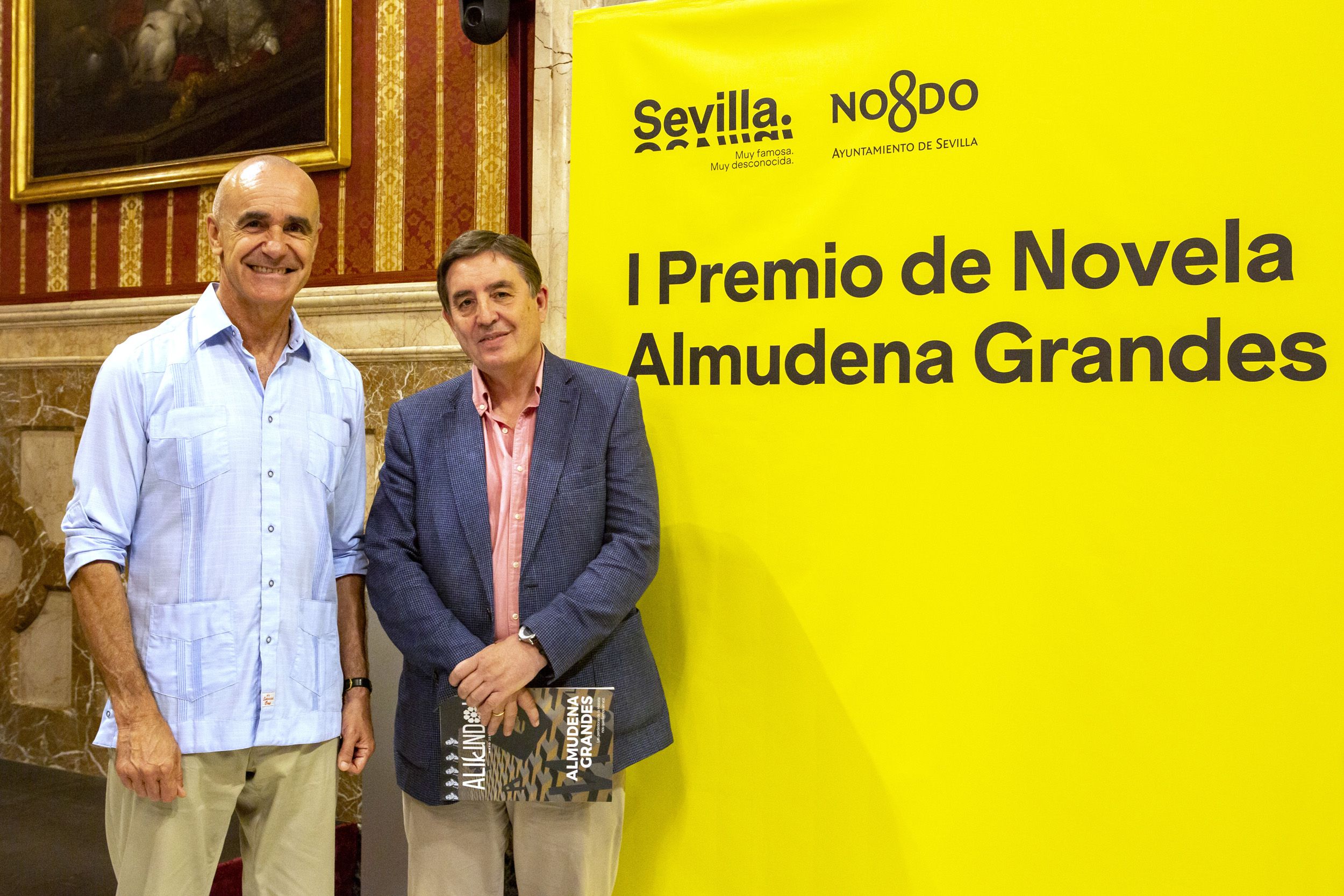Antonio Muñoz, alcalde de Sevilla, y Luis García Montero en la presentación del premio.