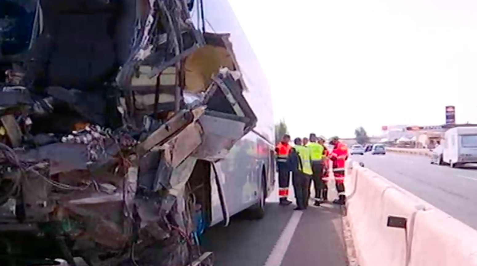 Estado en el que quedó uno de los autobuses tras el choque en Granada, en una imagen de Canal Sur.