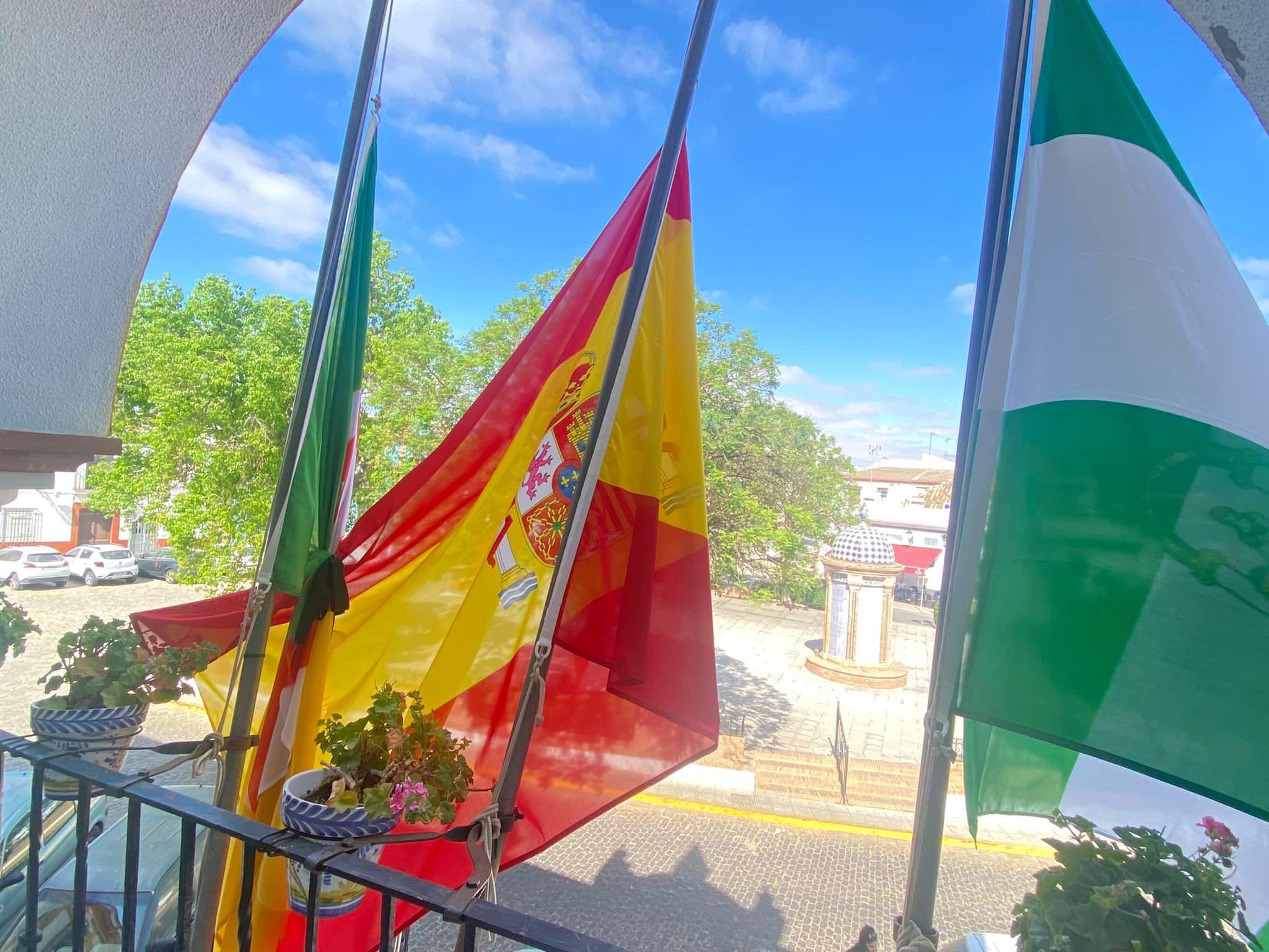 Luto en un pueblo de Huelva por la muerte de un menor en una piscina.