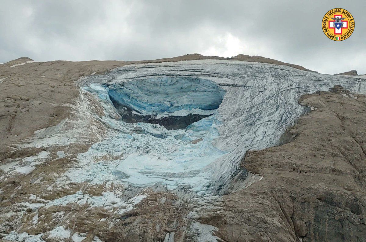 La Marmolada. Terrorífico desprendimiento de este glaciar en Italia: 7 muertos y al menos 13 desaparecidos.