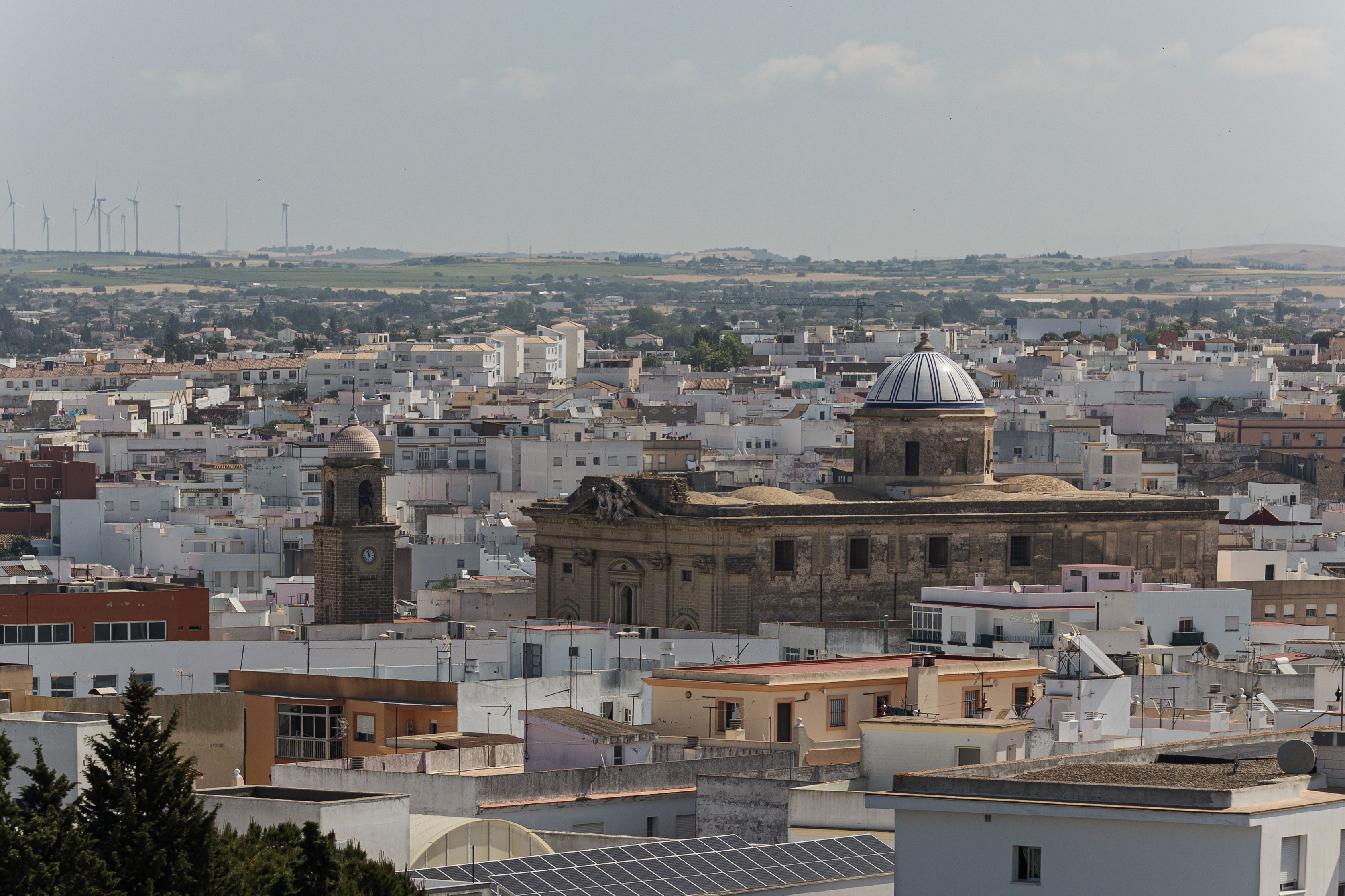 Vista panorámica de Chiclana con la iglesia mayor San Juan Bautista dominando el paisaje.
