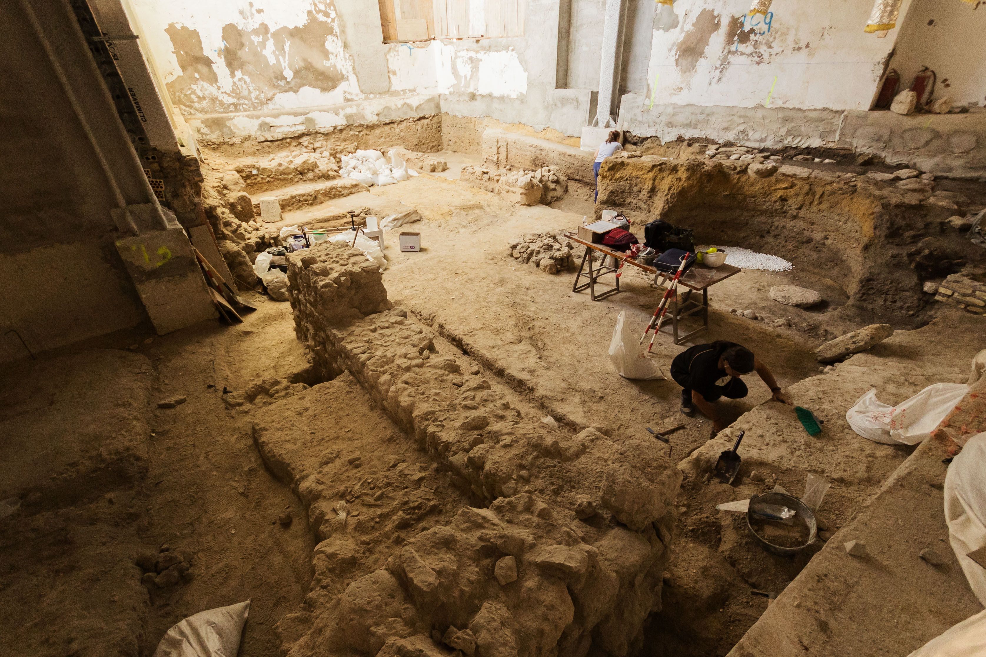 Restos fenicios descubiertos en la zona de casco antiguo de Chiclana.    MANU GARCÍA