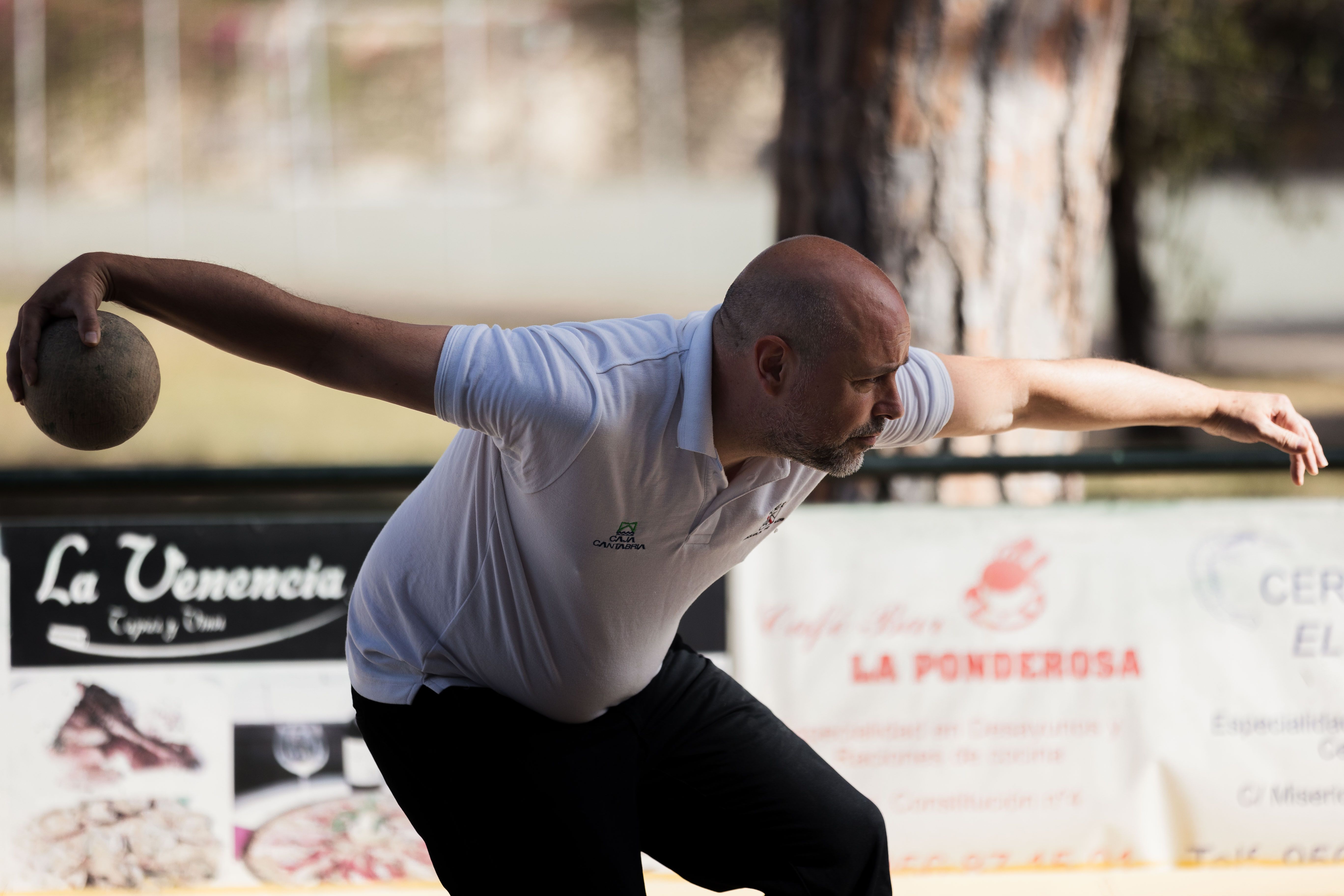 Borja lanza la bola para derribar el máximo de bolos posible.