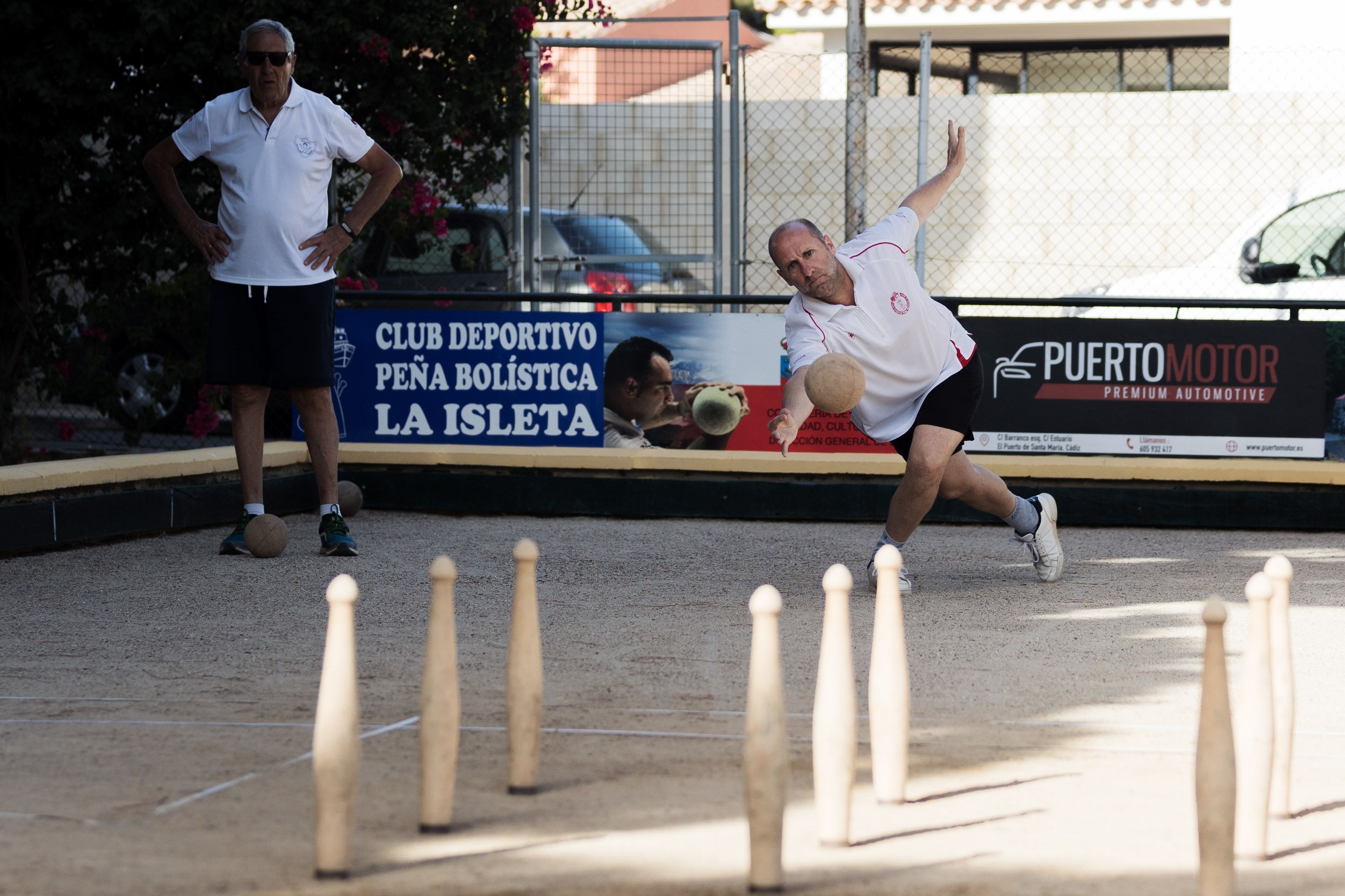 Alejandro posa el pie en la zona de tiro para lanzar la bola.