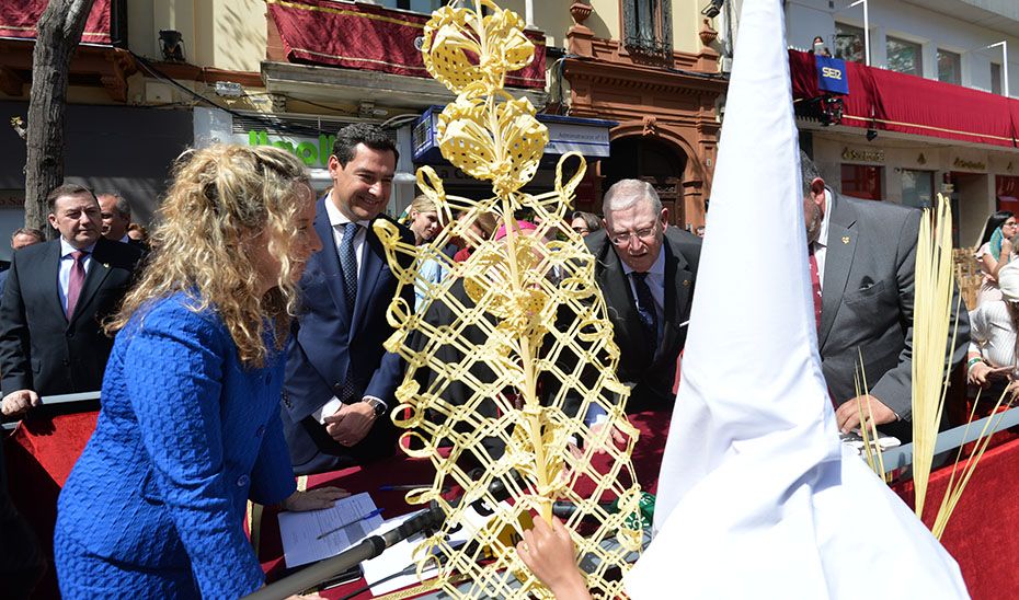 El presidente de la Junta, Juanma Moreno, en el palquillo de la plaza de la Campana en Sevilla. FOTO: JUNTA