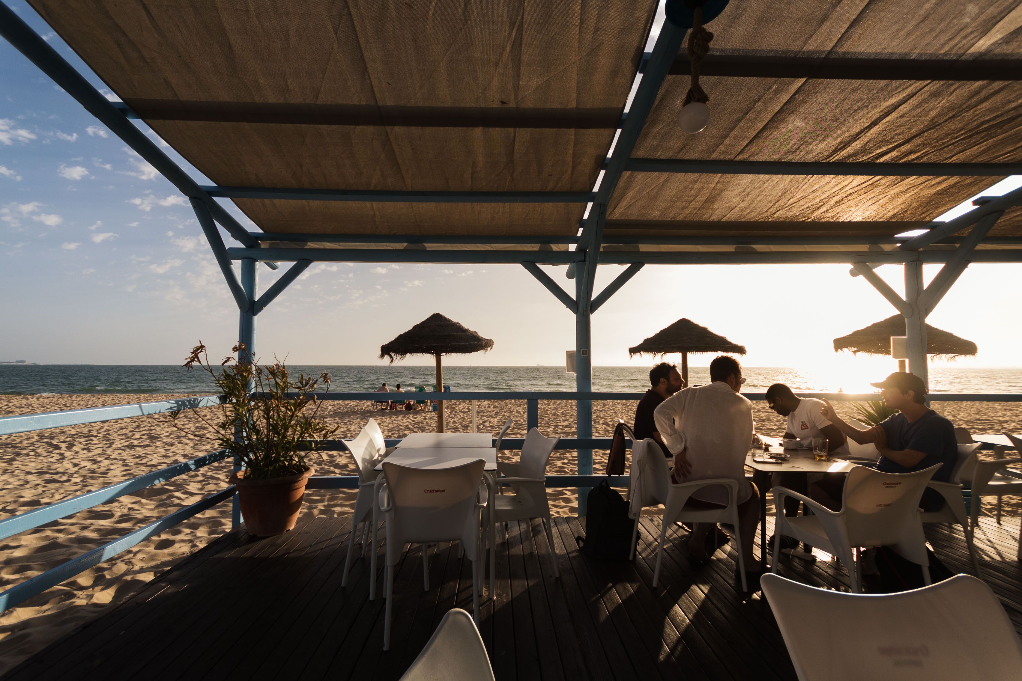 Chiringuito en verano en Cádiz."Ruta canaria en Cádiz: estos son los planes para hacer en la provincia según una compañía aérea local"
