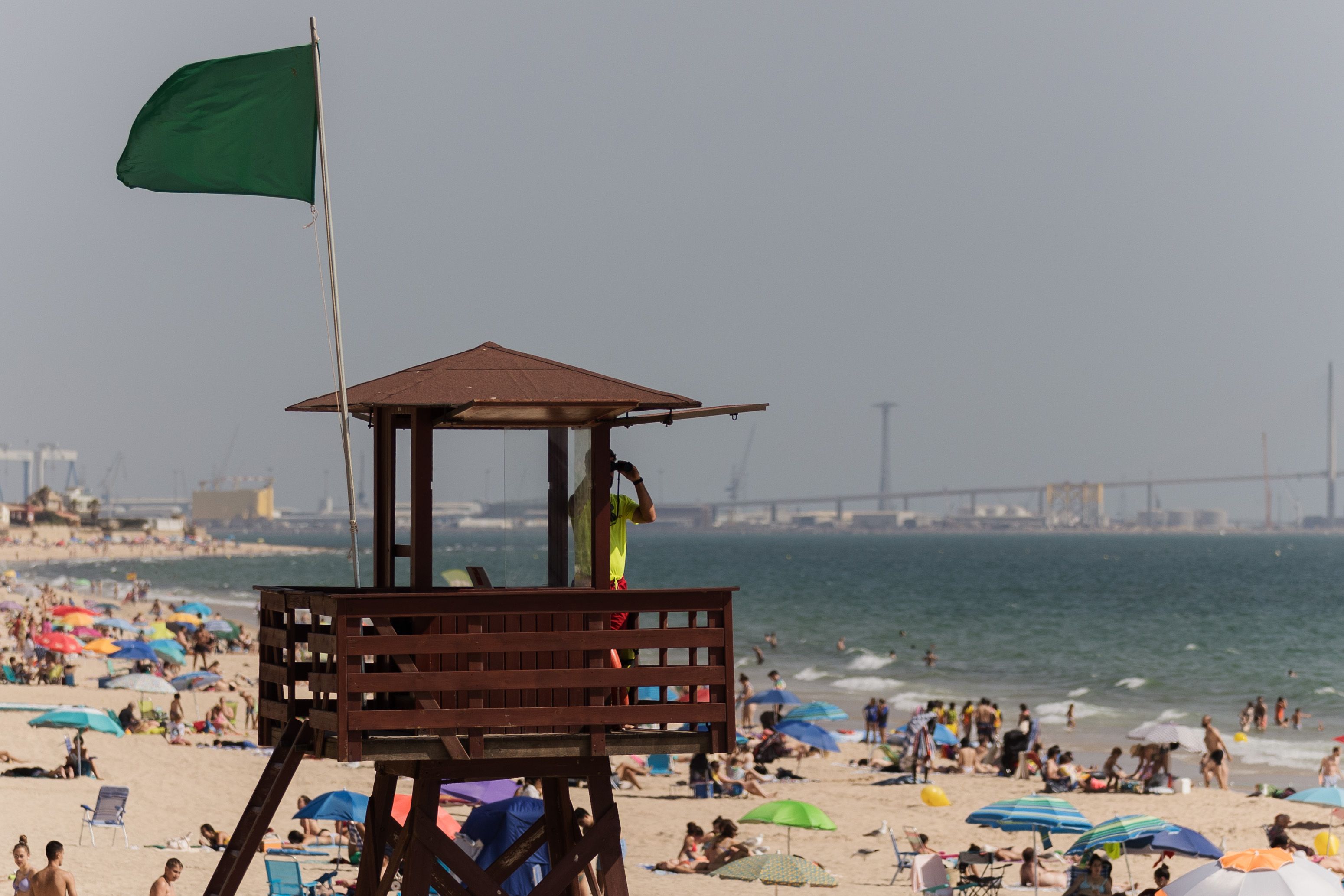 Un socorrista en una playa en El Puerto. 
