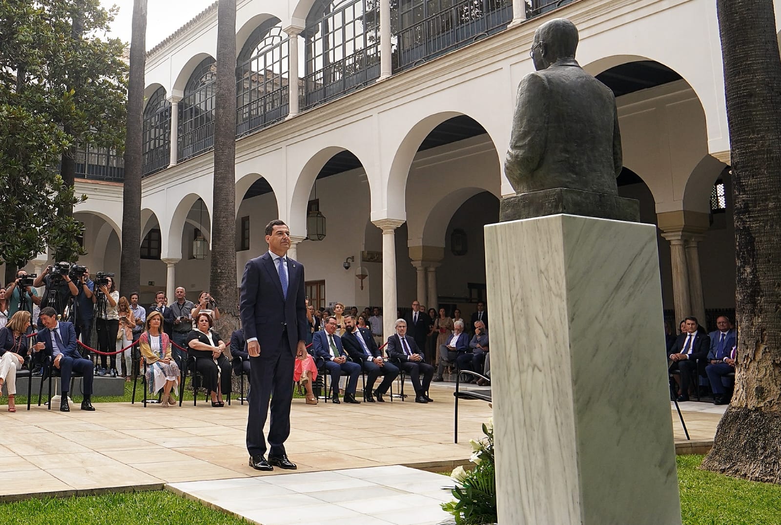 Moreno frente a la estatua de Blas Infante en el Parlamento.