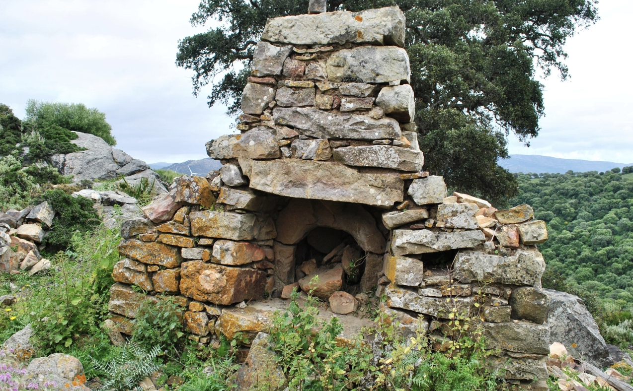 Horno de piedra en Los Boquetillos de Tarifa, una de las aldeas abandonadas en Cádiz.   JOSÉ MANUEL PIZARRO