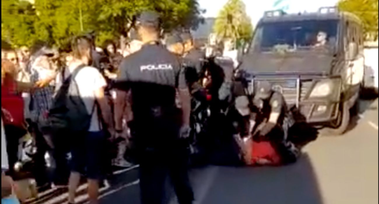 Momento de la detención en Sevilla de un activista que se quejaba por los cortes y el precio de la luz.