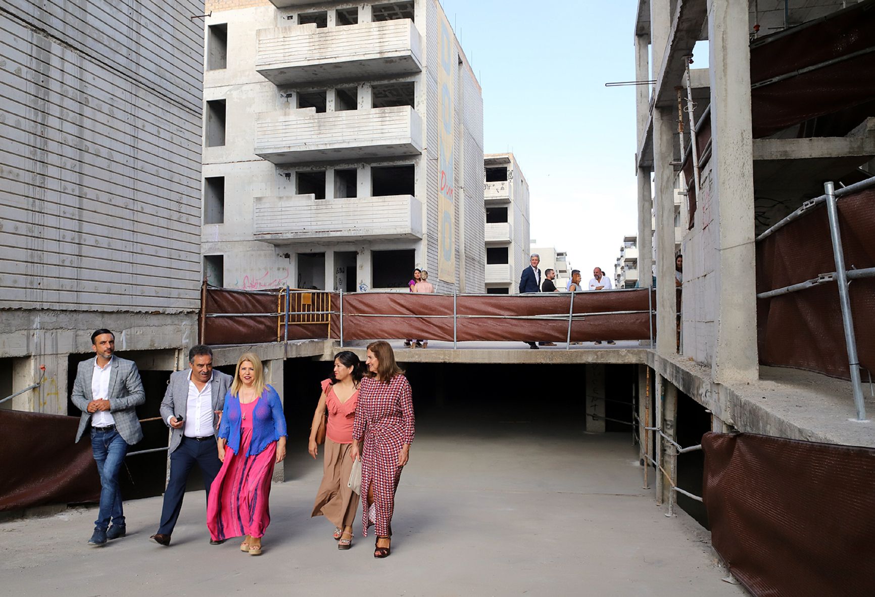 La alcaldesa de Jerez, miembros del gobierno local y representantes de Carrod, visitan la promoción abandonada que ahora se recuperará con 100 pisos.