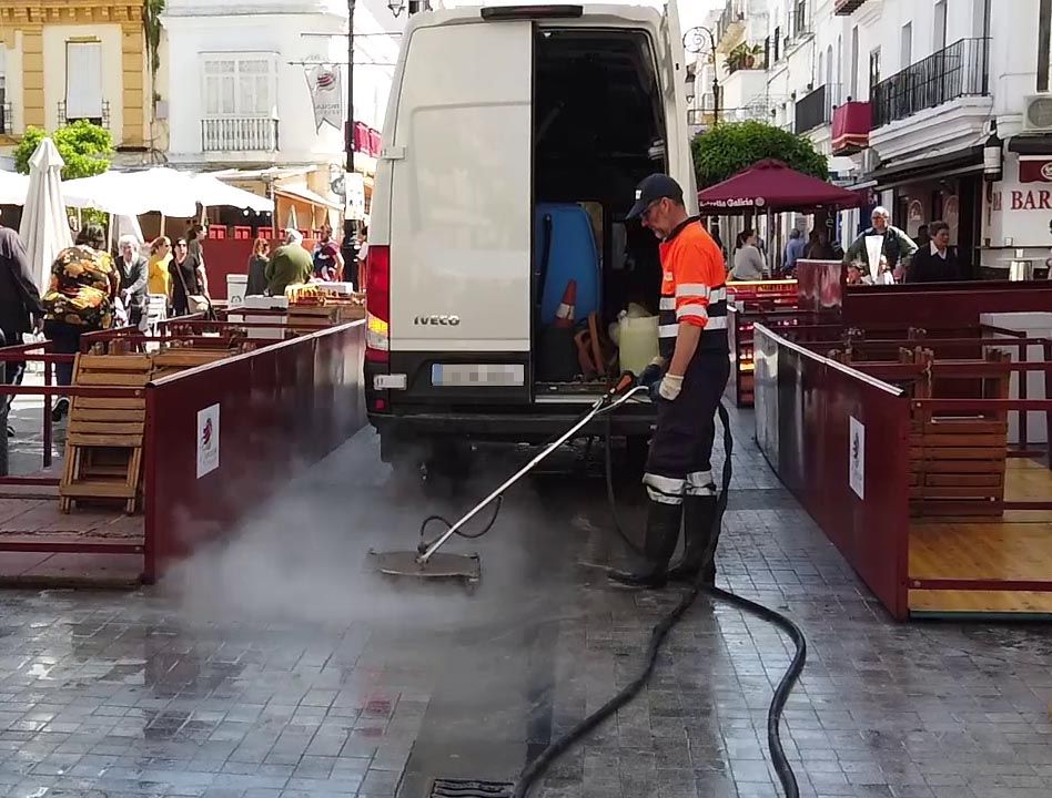 Un operario de limpieza en Sanlúcar con la hidrolimpiadora.