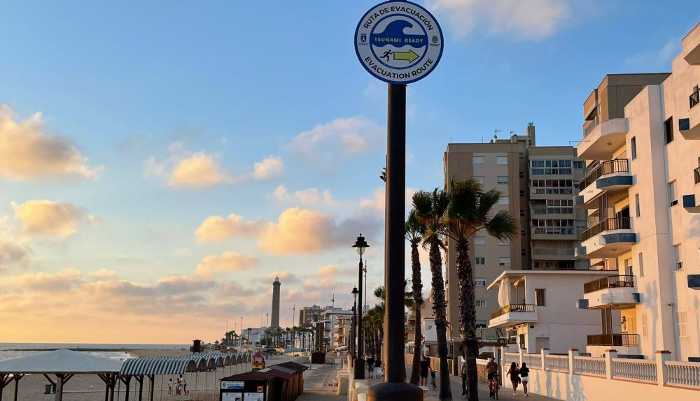 Chipiona, el primer municipio de España que está preparado ante un tsunami. En la imagen, puntos de evacuación en el paseo marítimo chipionero.