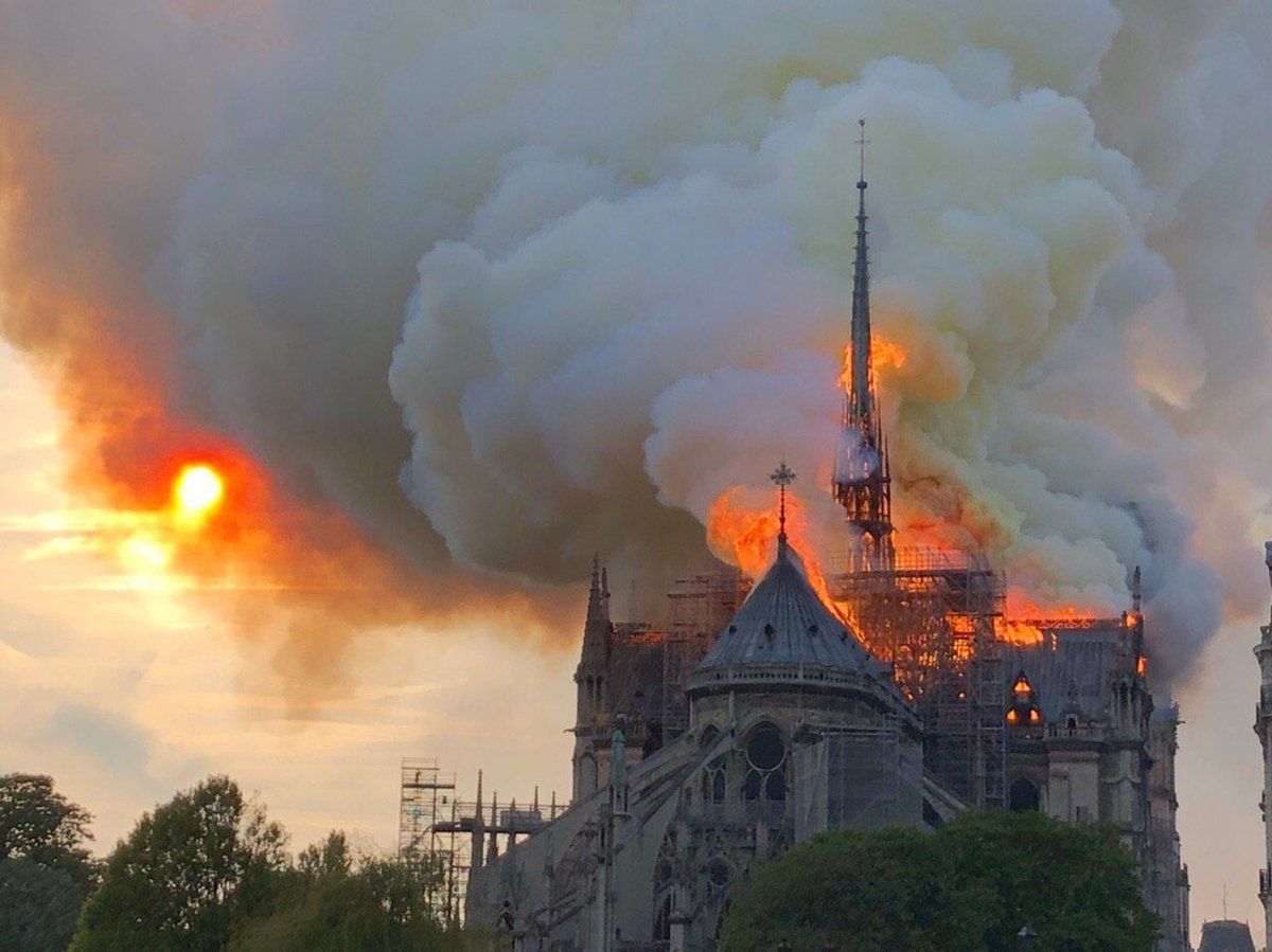 La Catedral de Notre Dame ardiendo este Lunes Santo.