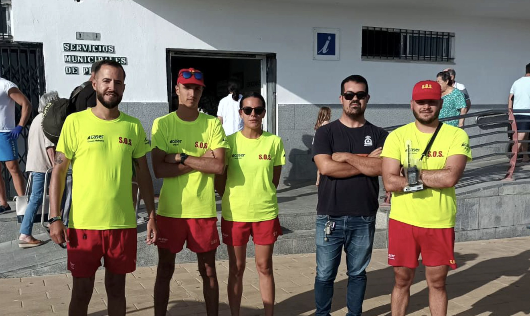 Equipo de Protección Civil que ha salvado la vida a un joven que se estaba ahogando en la playa de la Costilla, en Rota.