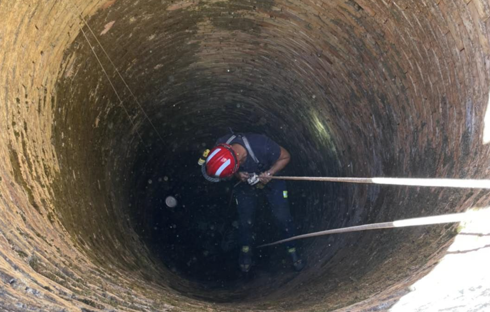 Bernabé, el bombero que rescató a un zorro que se había quedado atrapado en un pozo, en Huelva.