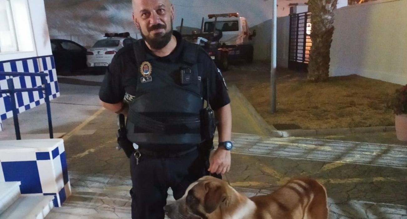 José Ángel Romero, conocido por 'Bizcocho', junto a uno de sus grandes amigos caninos.