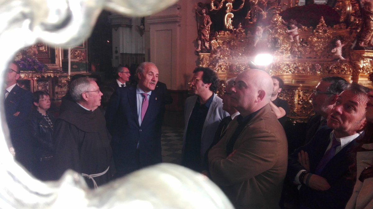 El alcalde de Cádiz, de visita en una hermandad del Lunes Santo gaditano.