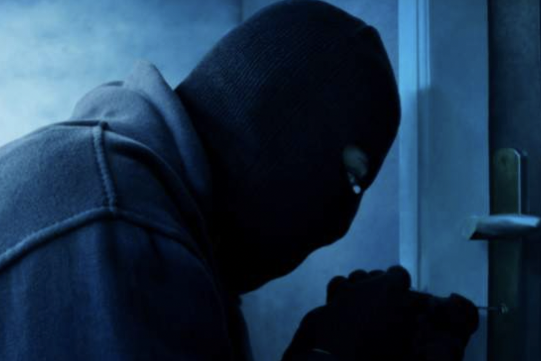 Roba en el piso de un empresario y viola a su asistenta en Sevilla: "Entraron con capuchas".
