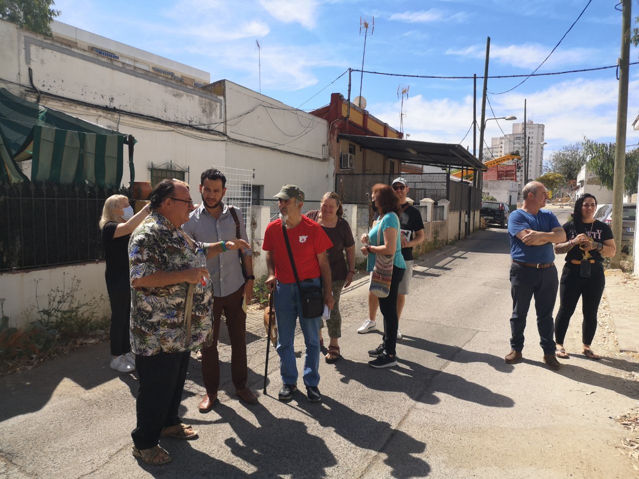 Miembros de IU en Sevilla y vecinos de la barriada de Guadaíra, en una visita reciente.