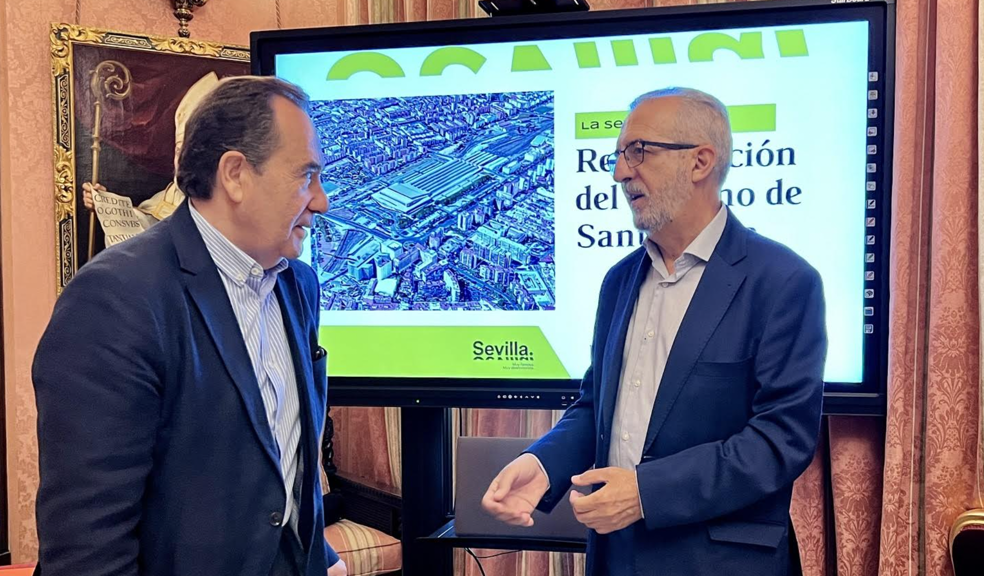 El gerente de Urbanismo, Juan Carlos León, y el delegado de Hábitat Urbano y Cohesión Social, Juan Manuel Flores, han presentado este miércoles en el Ayuntamiento de Sevilla el proyecto de reordenación del entorno de Santa Justa.