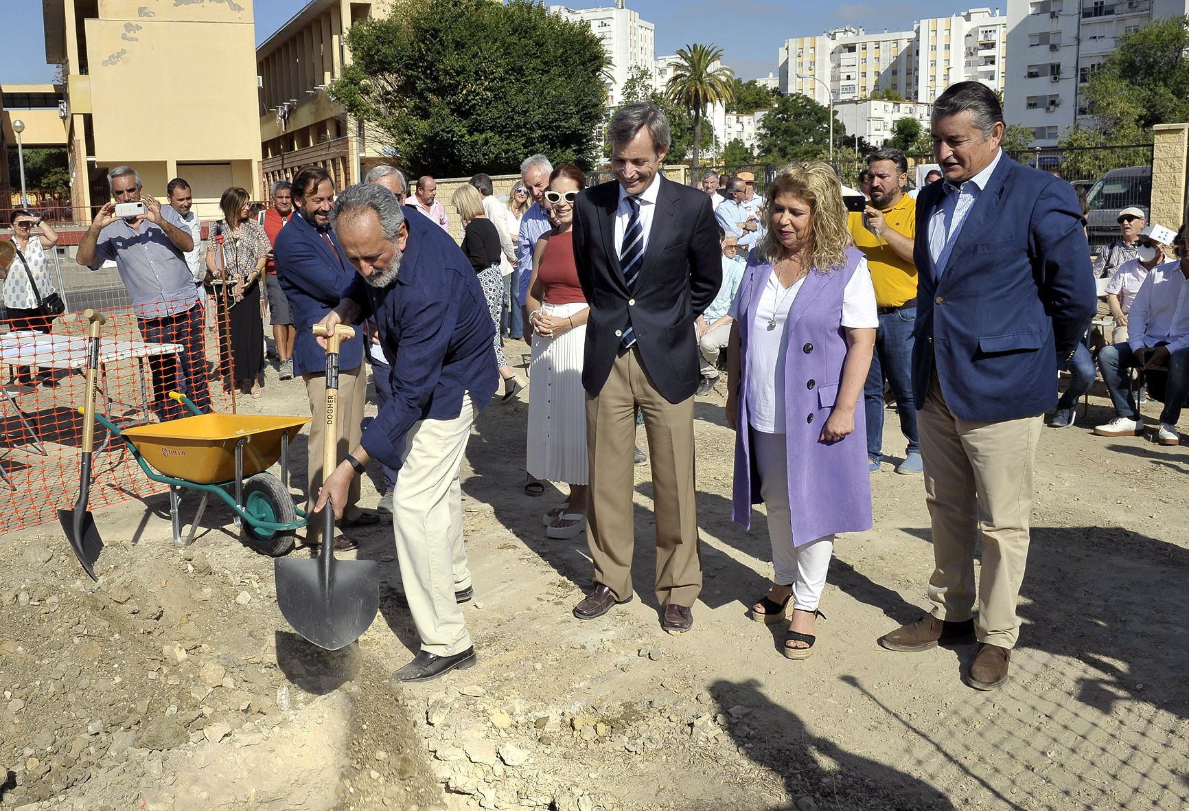 Bononato, pala en mano, en la primera piedra de la nueva sede de Proyecto Hombre en Jerez, ante la mirada de Sánchez y Sanz.