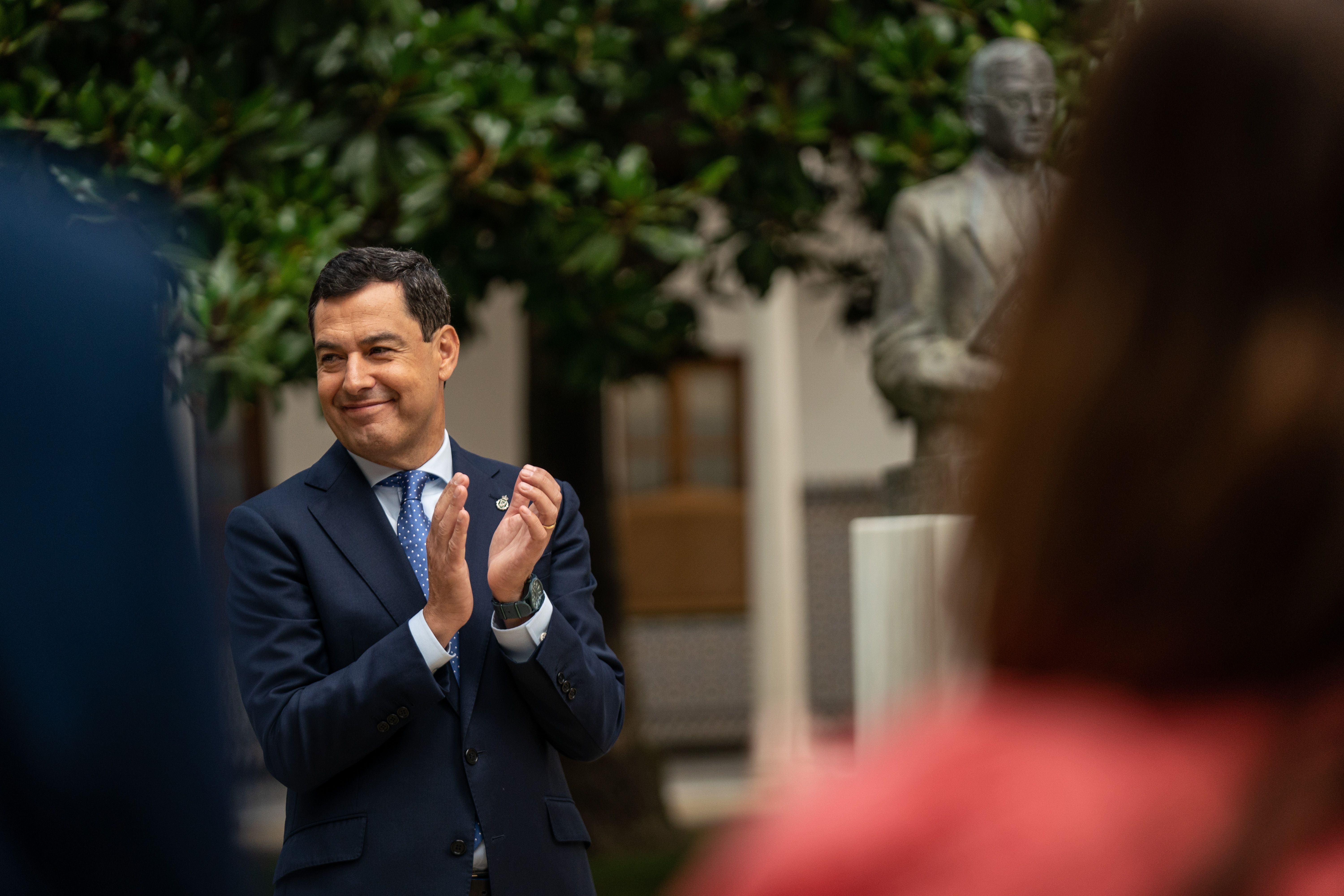 La imagen de Moreno junto al busto de Blas Infante.