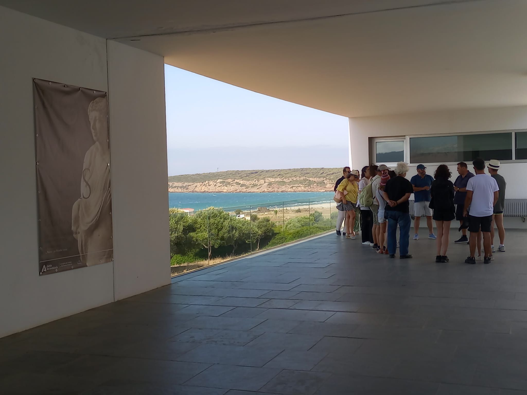 Visita guiada al centro de interpretación de Baelo Claudia, con la ensenada al fondo.