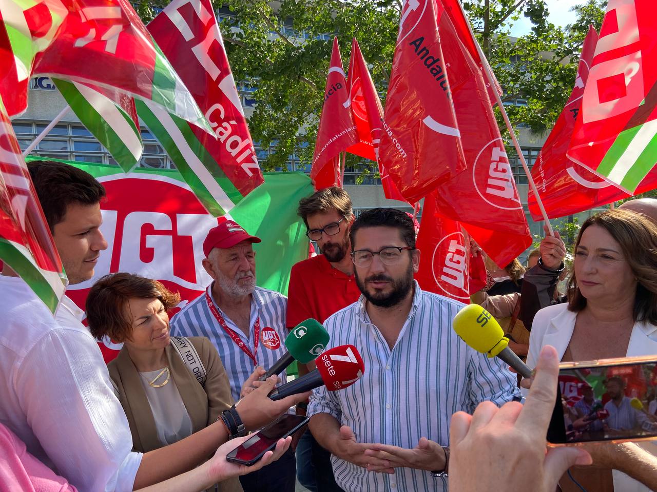 Jorge Rodríguez, de IU Cádiz, junto a los secretarios provinciales de CCOO y UGT.