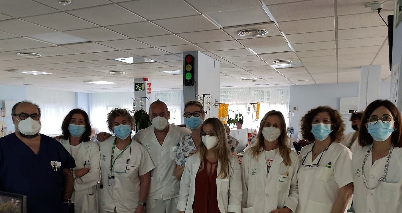 El hematólogo Francisco Javier Capote y su equipo en el Hospital universitario Puerta del Mar de Cádiz.