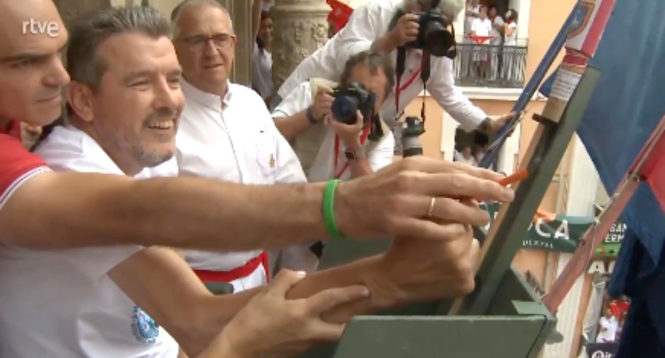 Momento en el que Unzué, enfermo de ELA, lanza el chupinazo.