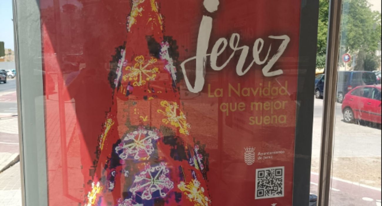 La marquesina de una parada de autobús en Jerez todavía sigue anunciando la Navidad.