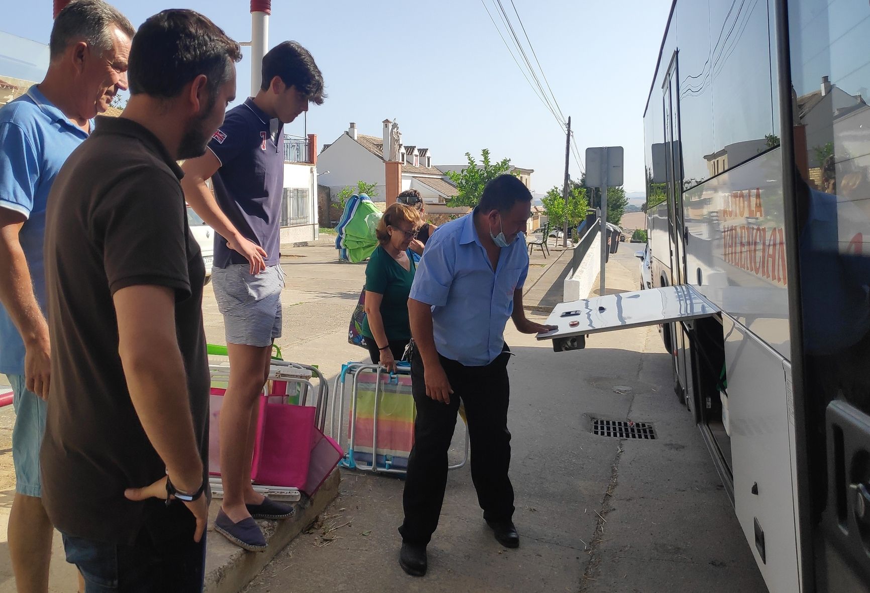 La barriadas rurales de jerez ya cuentan con un servicio de autobuses que les lleve a la playa.